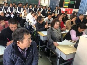 孩子成绩不理想，家长当众质疑校长：月考分数高为啥期末考试低？-小默在职场