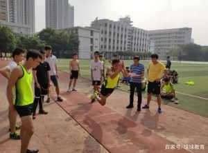 临近考试体育生跟腱断裂，深夜里失声痛哭，却被痛批影响同学休息-小默在职场
